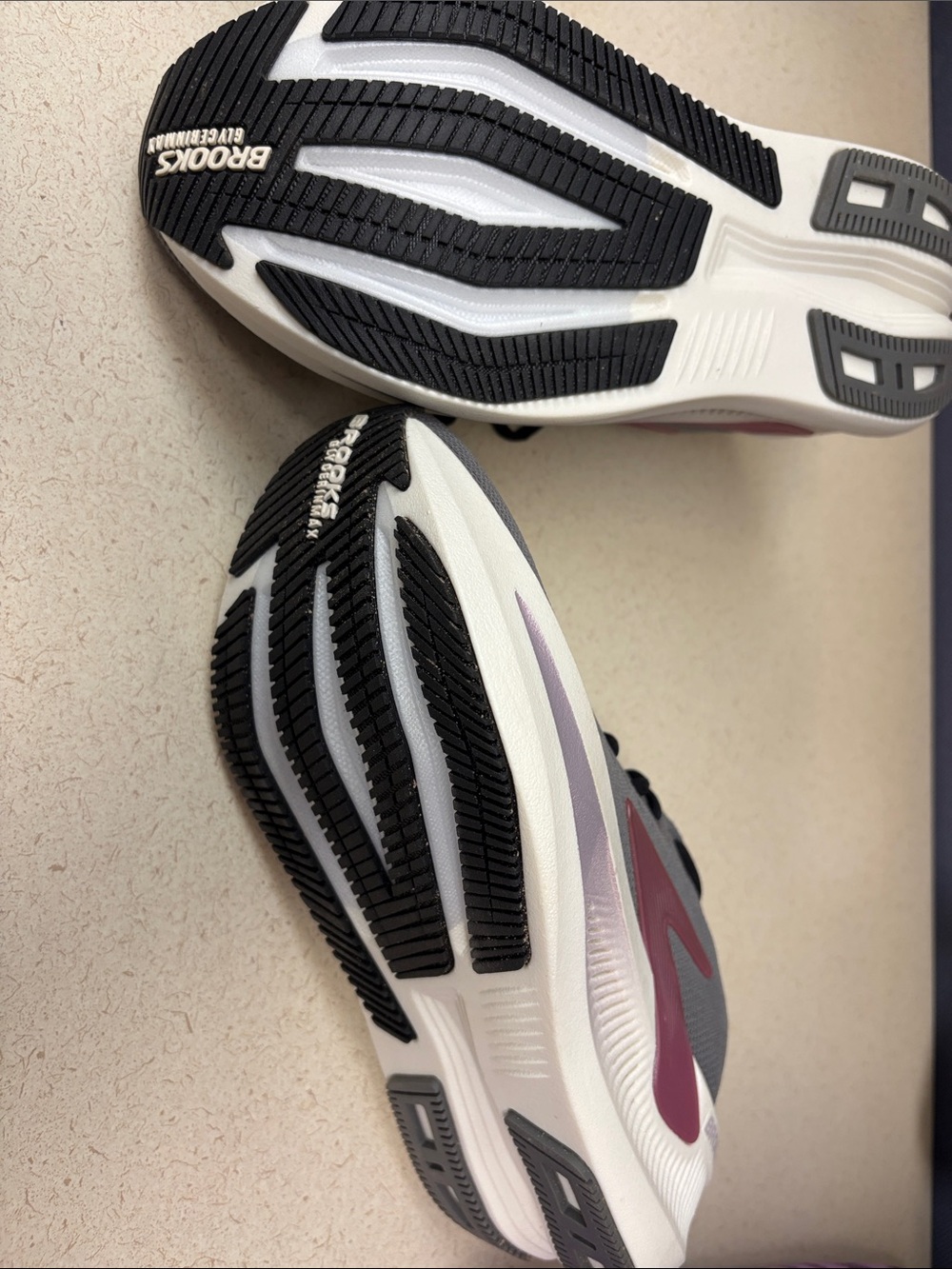 Brooks Gray and Black Women's Running Shoes - Picture 5 of 6